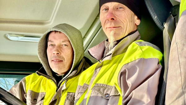 Ligemale nelja meetri kõrguse jäätmeveduki kabiinis on Madis Raag (paremal) ja Arno Jefimtsev. FOTOD: Kalev Annom